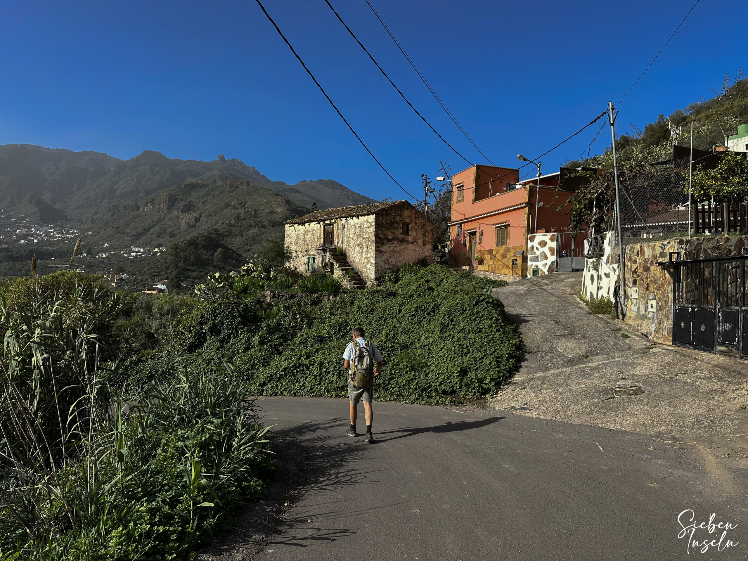 Wanderer auf dem Wanderweg Richtung Barranco del Agua in El Helechal