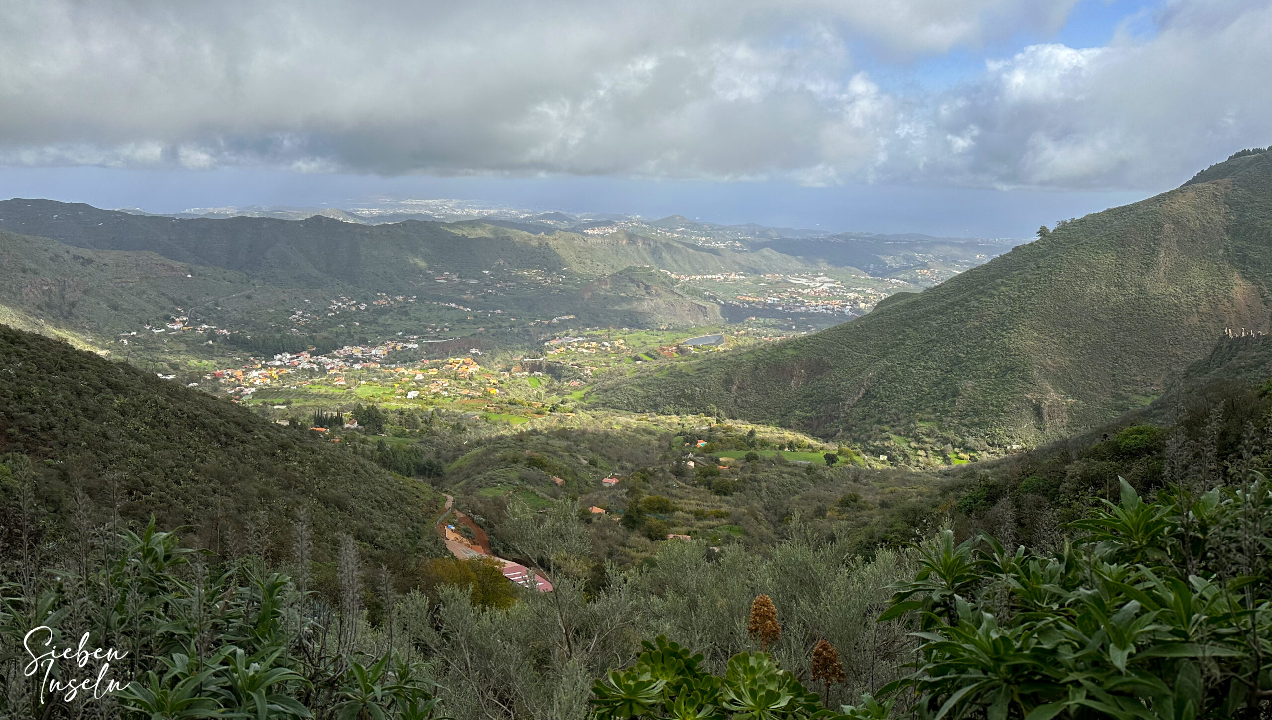 Blick vom Wanderweg hinab in das Tal um Tenteniguada