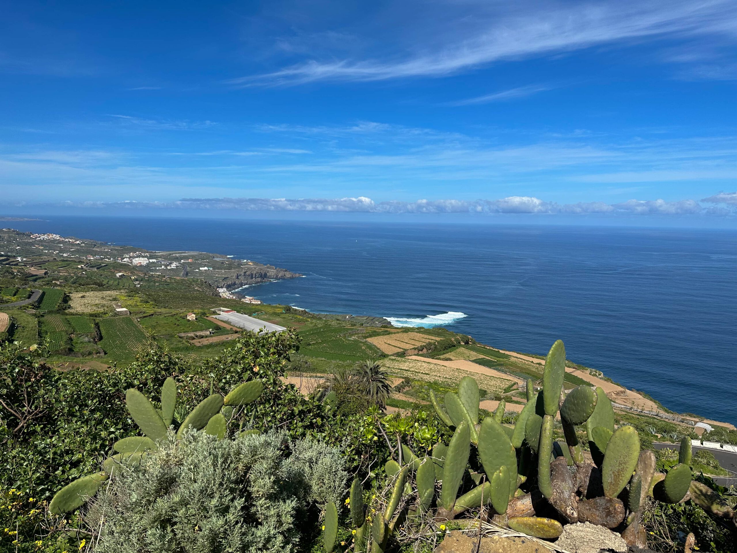 Blick vom Wanderweg hinunter an die Küste