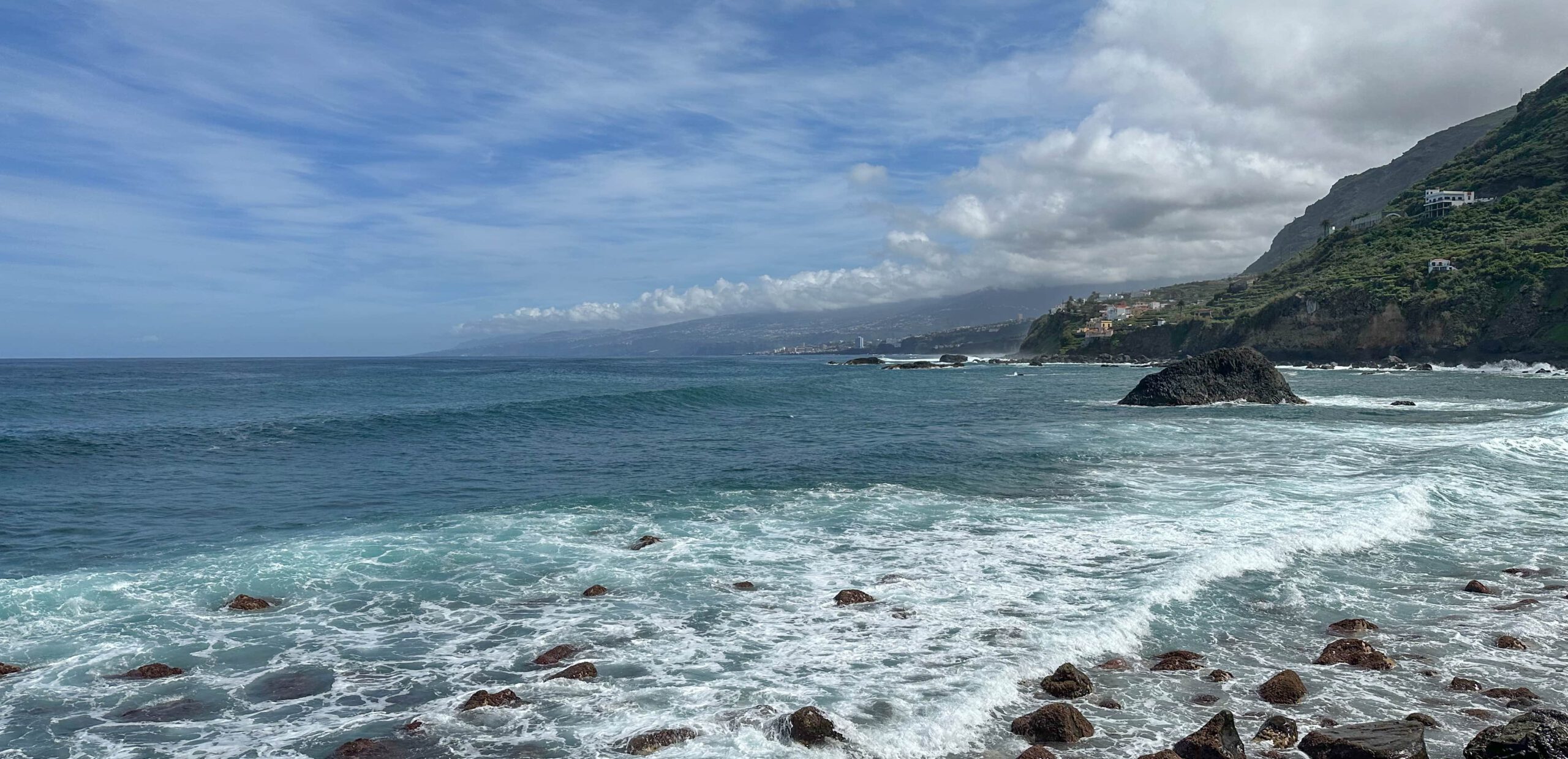 Blick vom Wanderweg auf die Küste und Puerto de la Cruz im Hintergrund