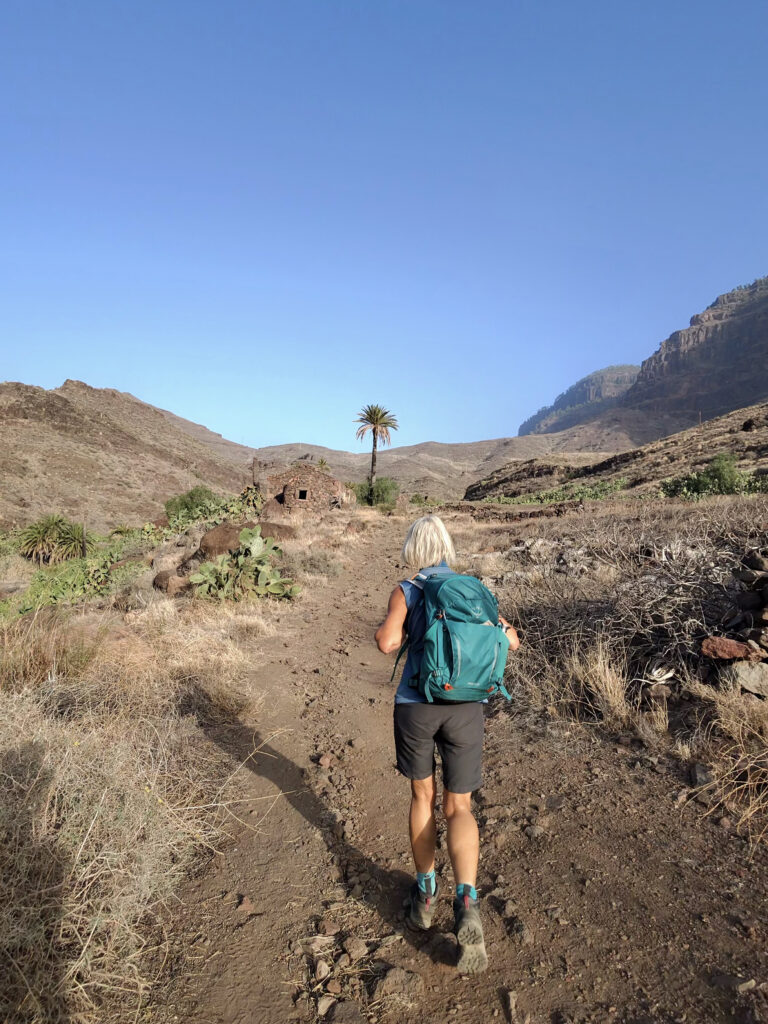 Wanderweg hinter Veneguerta Richtung GC-200 vorbei an alten Ruinenhäusern