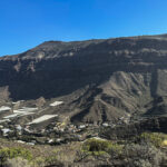 Blick vom Wanderweg hinunter nach Aldea de San Nicolás und hinüber zum Naturschutzgebiet von Inagua