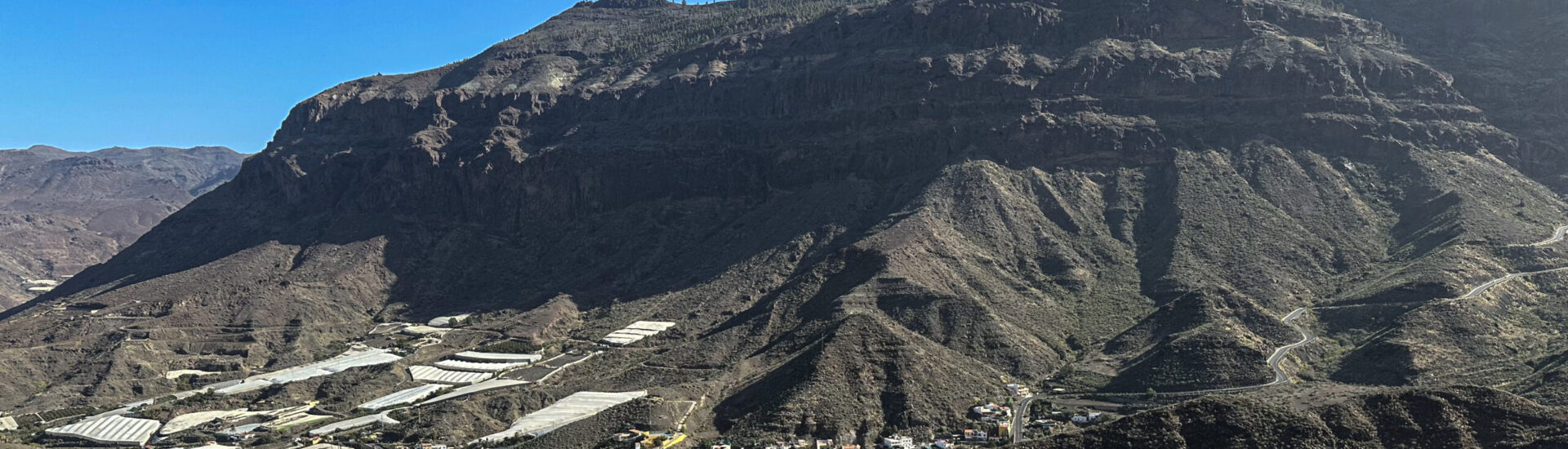 Blick vom Wanderweg hinunter nach Aldea de San Nicolás und hinüber zum Naturschutzgebiet von Inagua