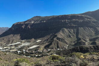 Blick vom Wanderweg hinunter nach Aldea de San Nicolás und hinüber zum Naturschutzgebiet von Inagua