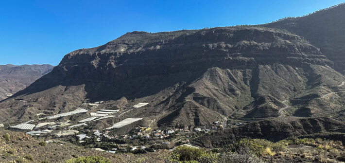 Blick vom Wanderweg hinunter nach Aldea de San Nicolás und hinüber zum Naturschutzgebiet von Inagua