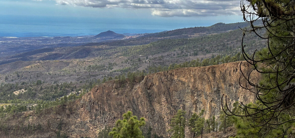 Blick auf die gewaltigen Felswände der Schluchten und über die Ostküste von Teneriffa