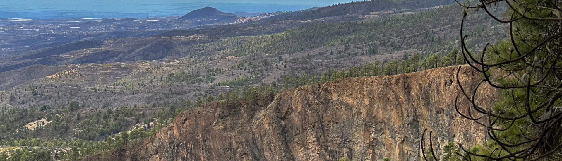 Blick auf die gewaltigen Felswände der Schluchten und über die Ostküste von Teneriffa