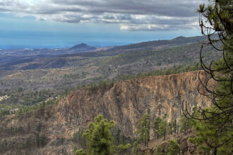 Blick auf die gewaltigen Felswände der Schluchten und über die Ostküste von Teneriffa