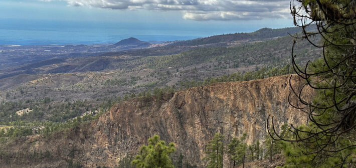 Blick auf die gewaltigen Felswände der Schluchten und über die Ostküste von Teneriffa