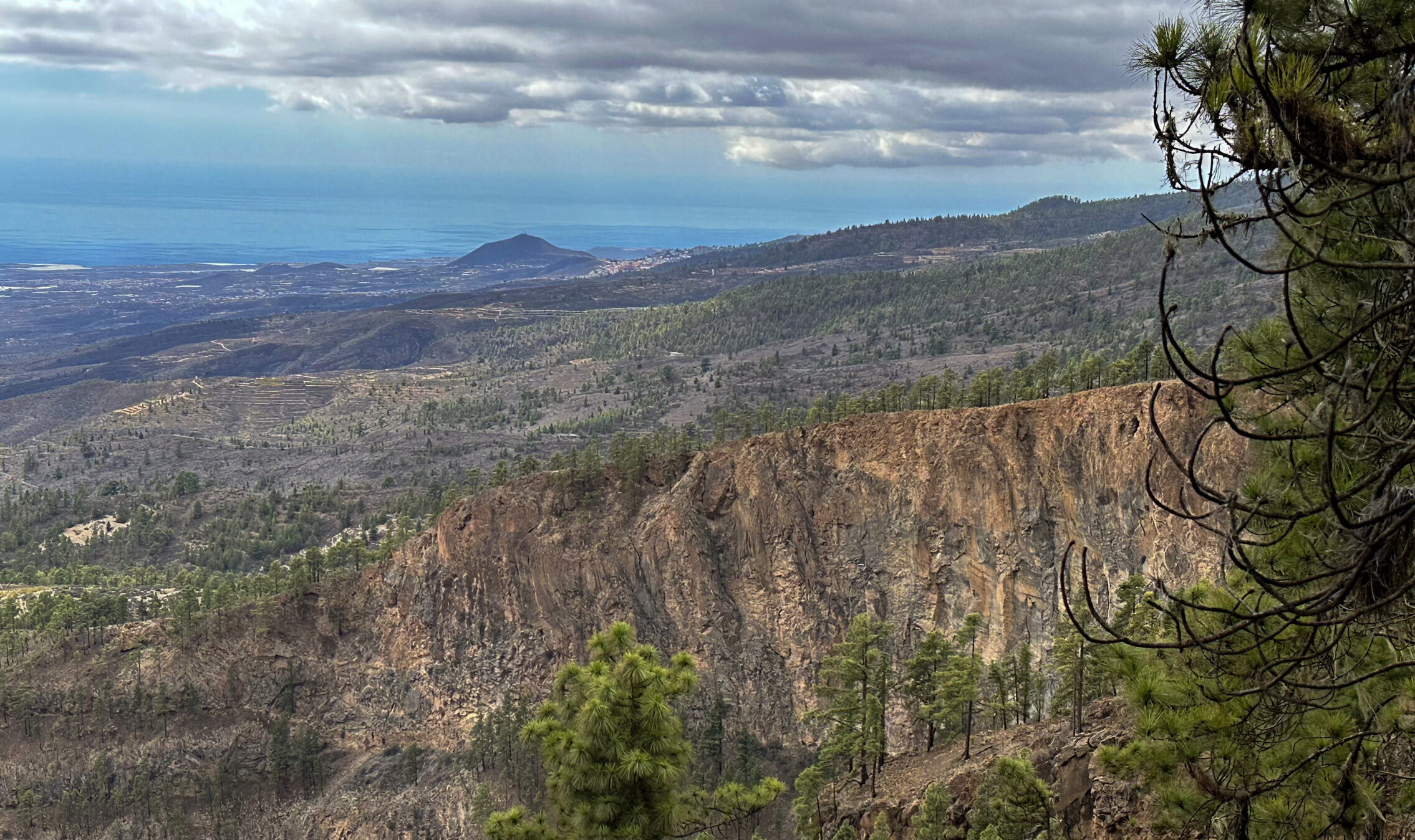 Blick auf die gewaltigen Felswände der Schluchten und über die Ostküste von Teneriffa