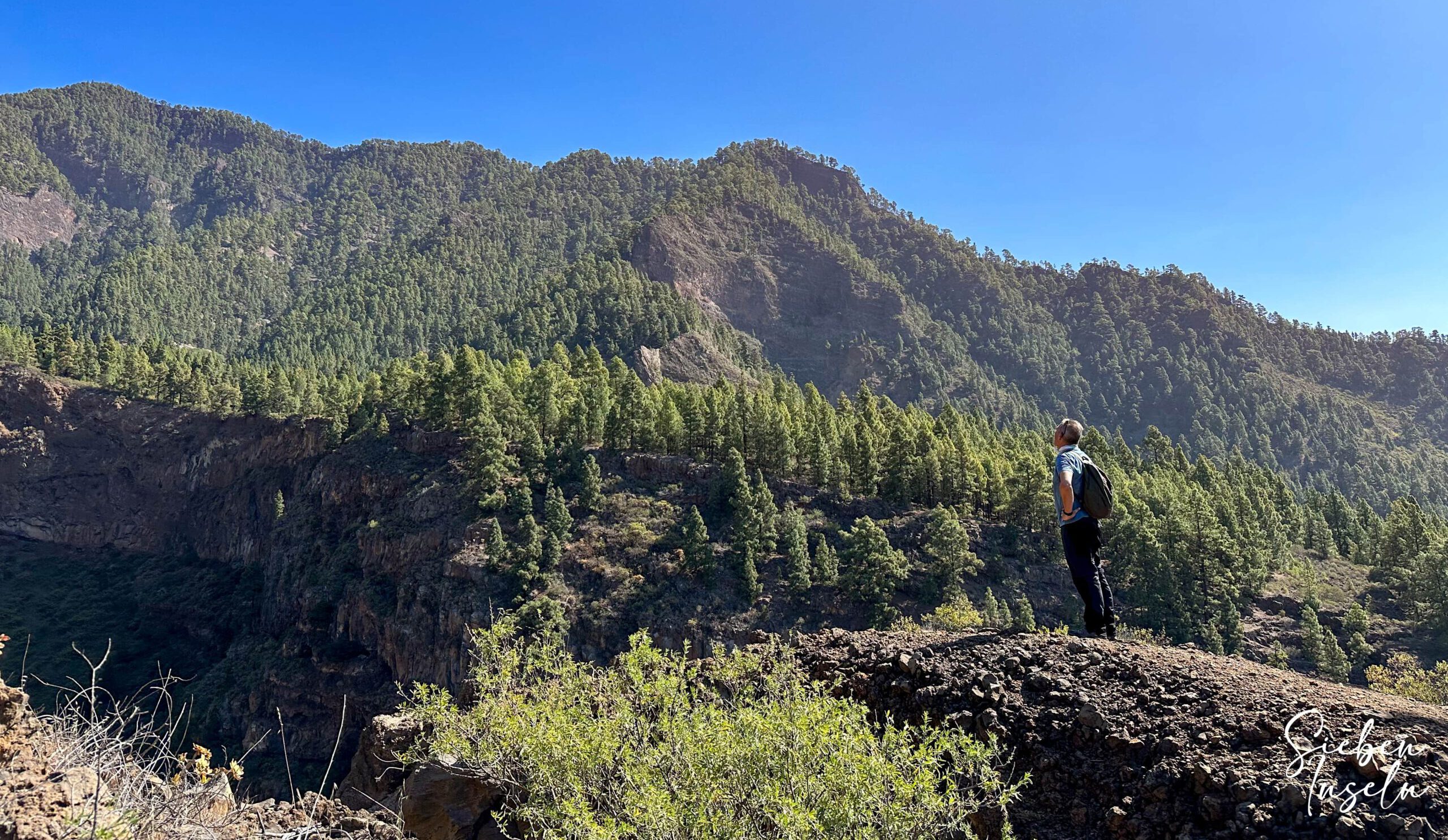 Wanderer auf dem Gratweg mit Blick auf Igonse