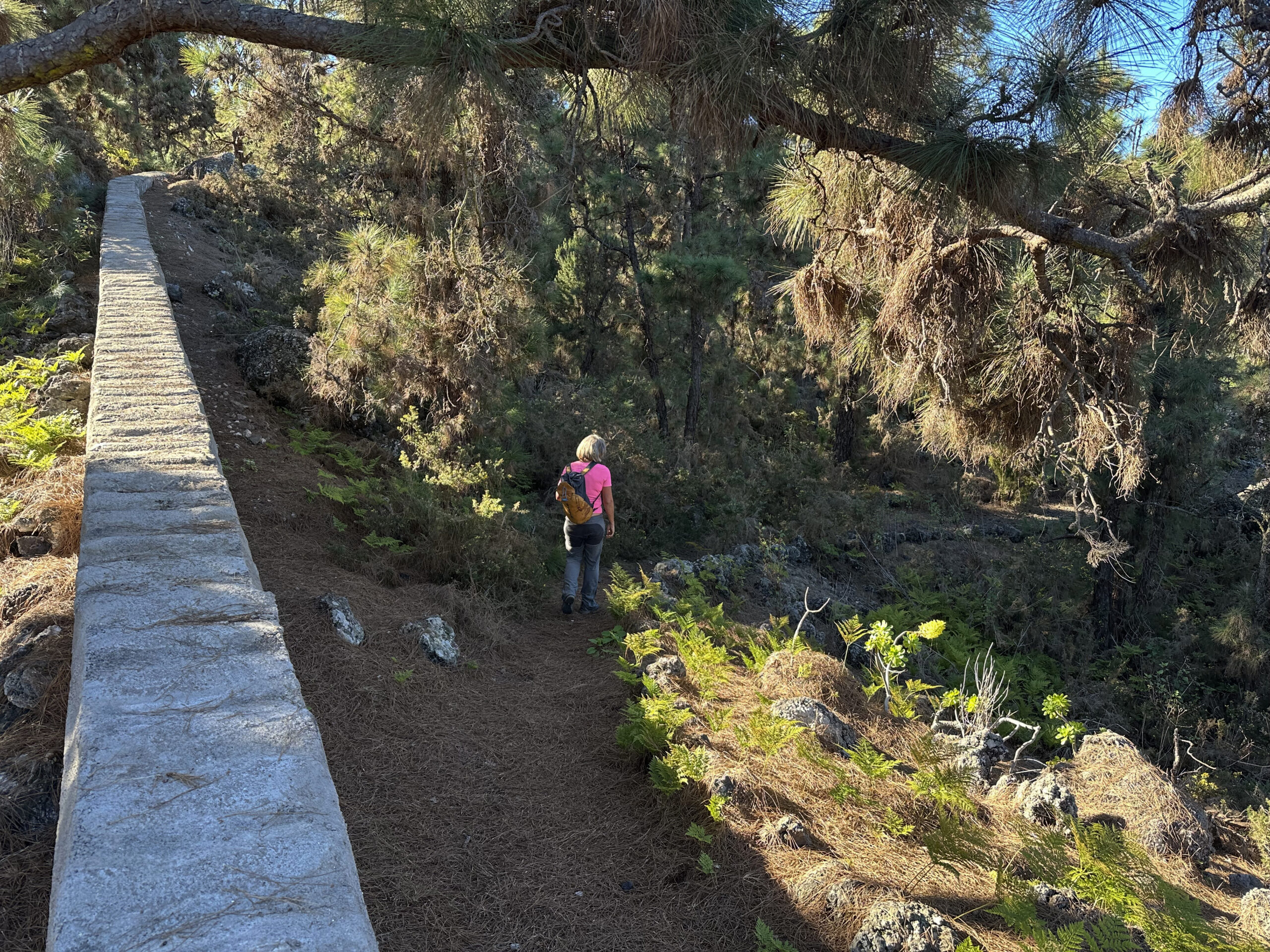 Wanderweg über San Juan del Reparo verläuft über einen Kanal