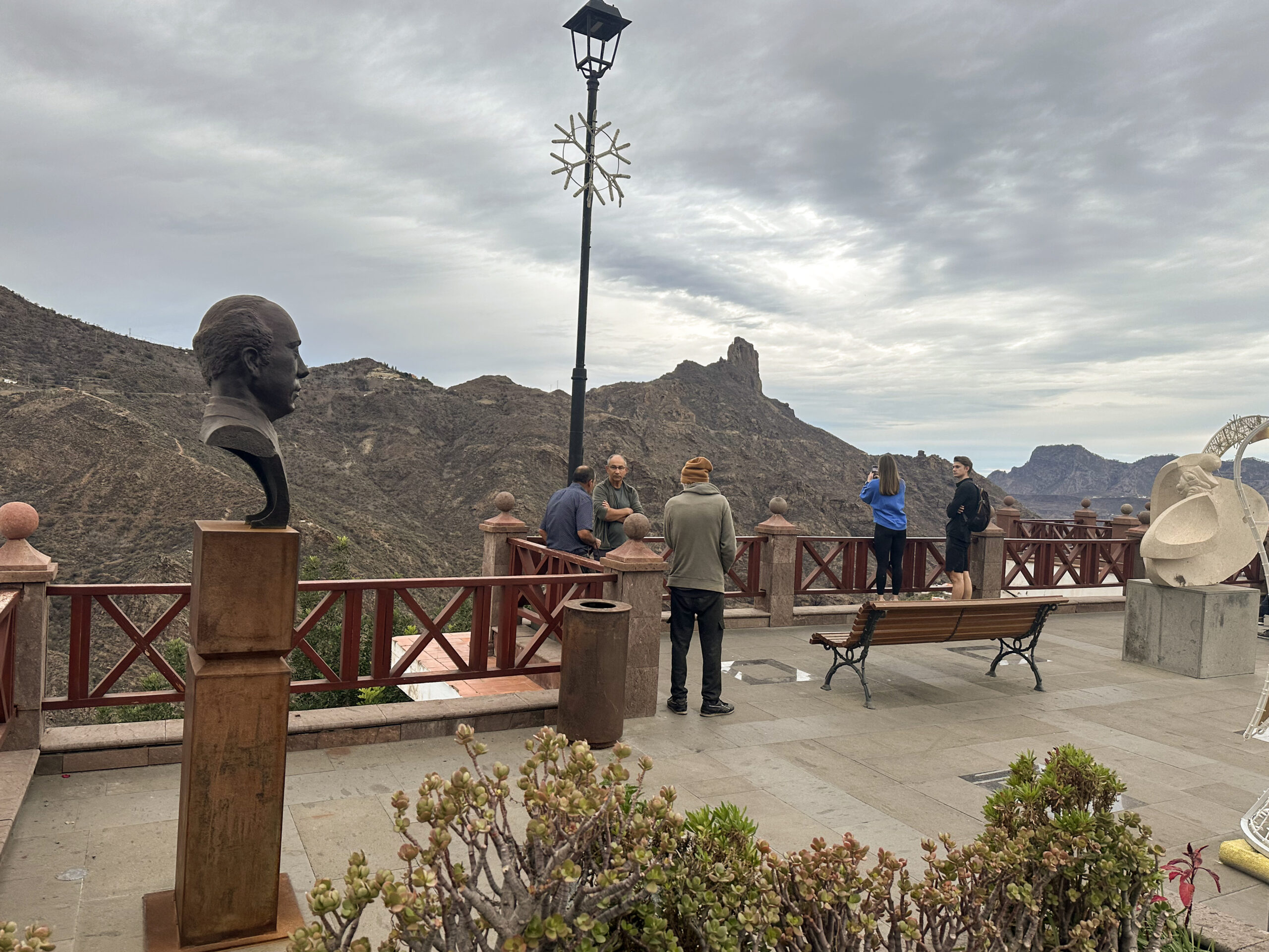 Nahe dem Ausgangsort - Aussichtsplattform in Tejeda mit Blick über den Barranco Tejeda zum Roque Bentayga