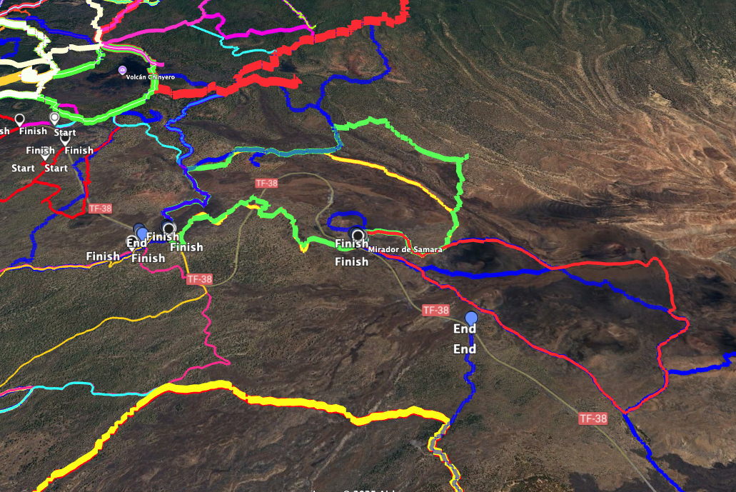 In der Mitte die im wesentlichen hellgrün eingezeichnete Tour ist die Vulkanroute. Der gelbe Strich markiert die kürzere Wanderung und die restlichen Farben stehen für viele Wanderungen in der unmittelbaren Nachbarschaft.