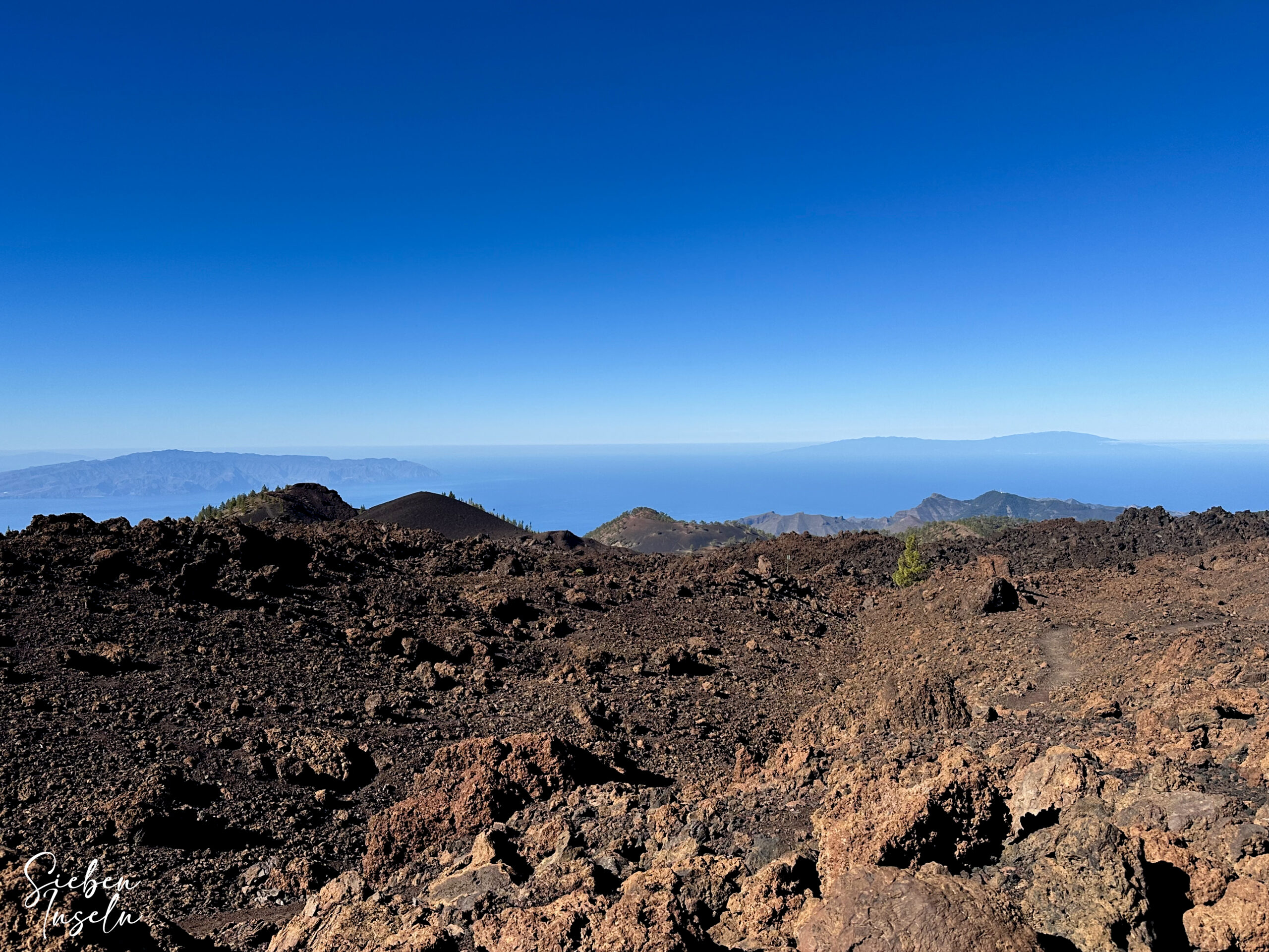 auf schmalen Wegen über große Lavafelder mit fantastischen Ausblicken - Teneriffas Vulkanroute