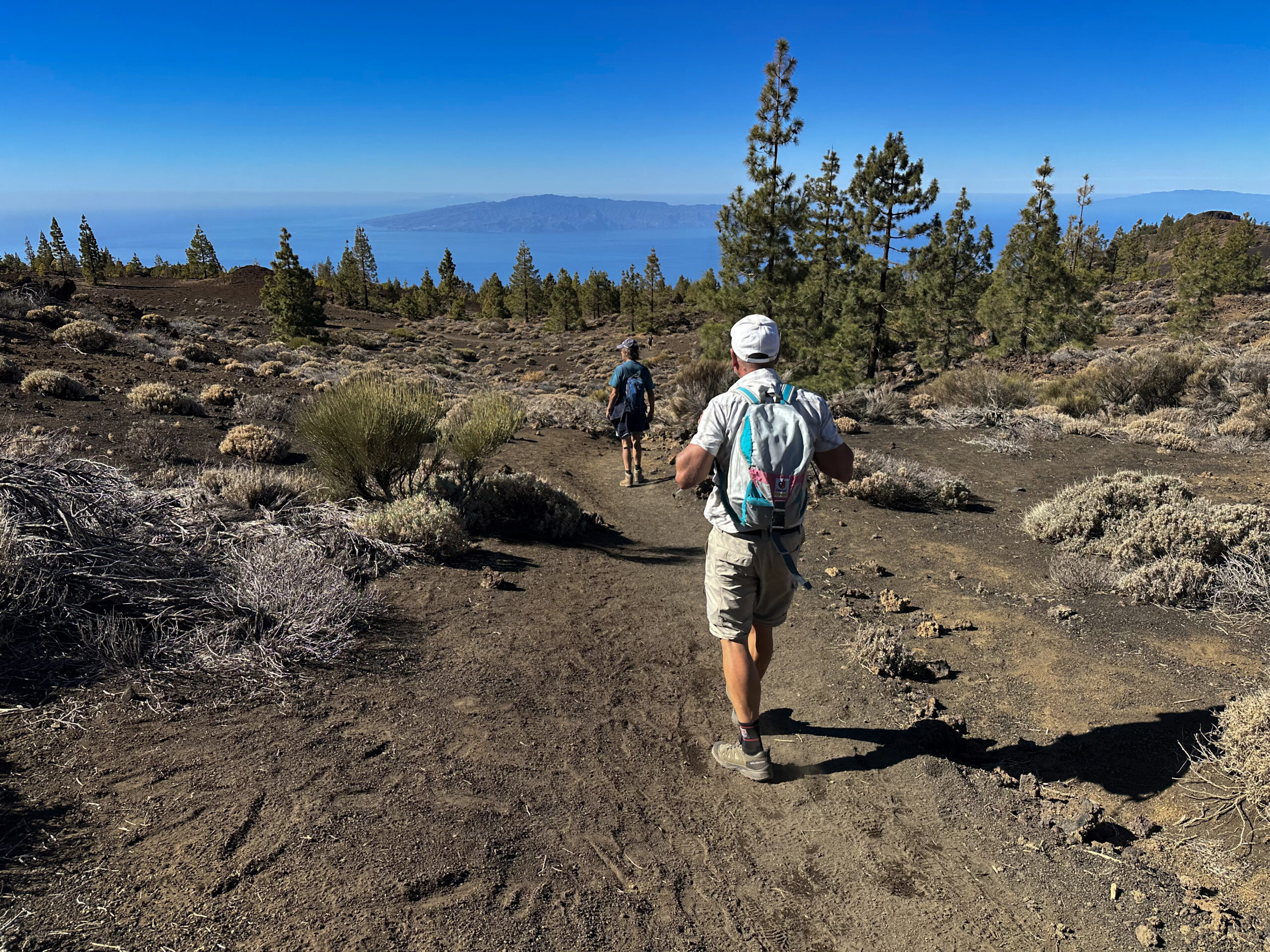 Wanderer auf dem Abstiegsweg der Vulkanroute zwischen Montaña Botija und der Montaña Samara
