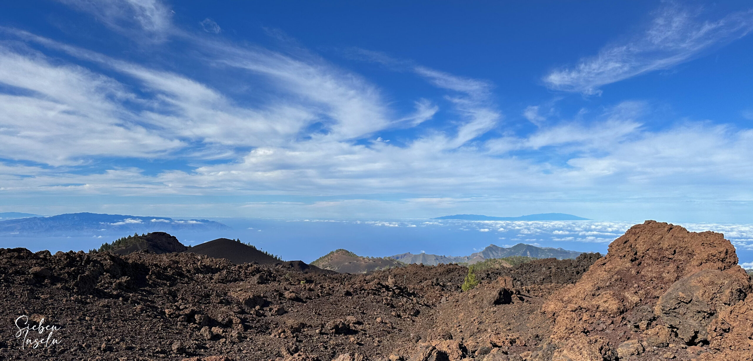 Blick aus der Höhe auf die Nachbarinseln
