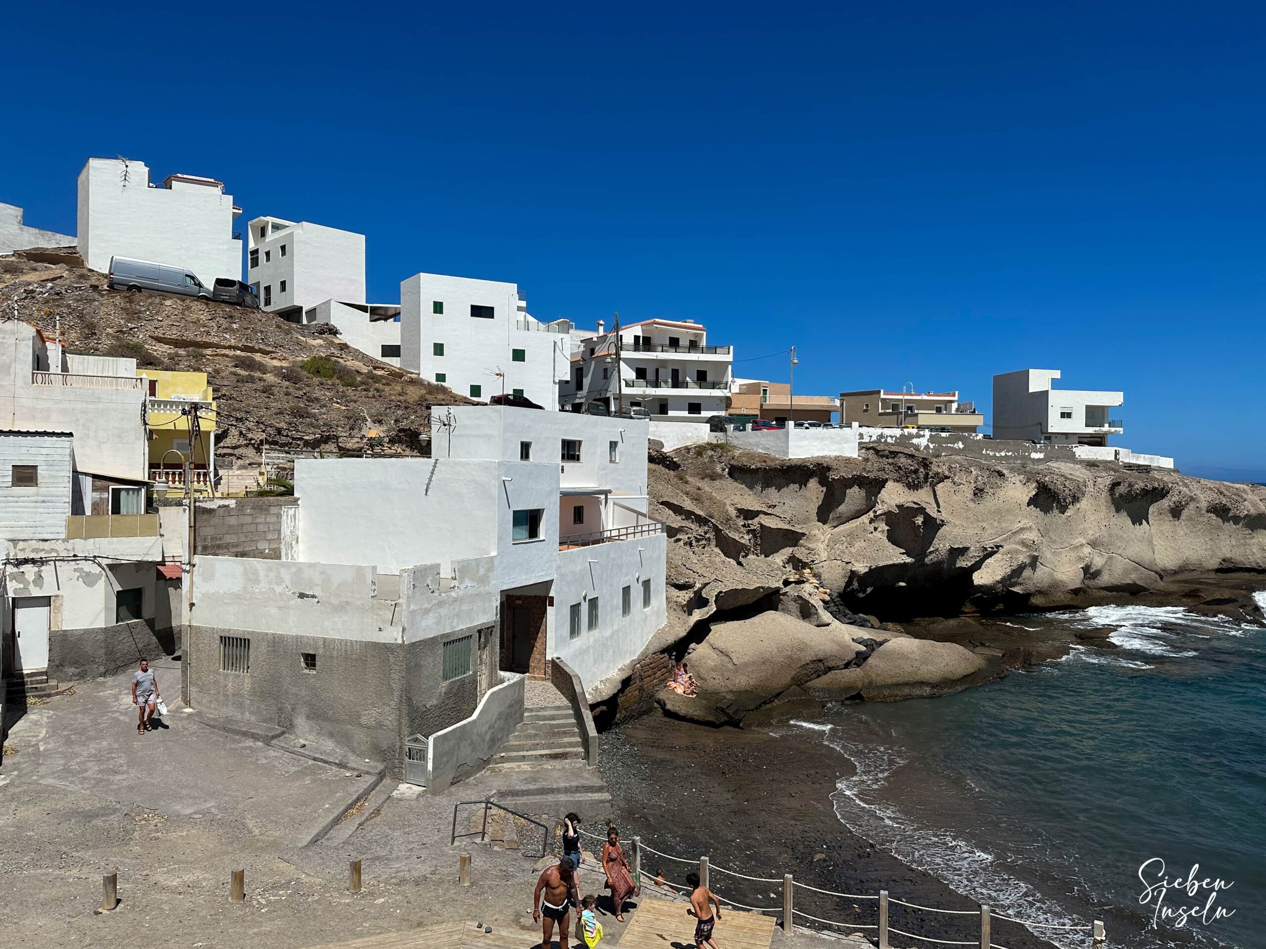 Varied hiking trail through small villages, over beaches and cliffs