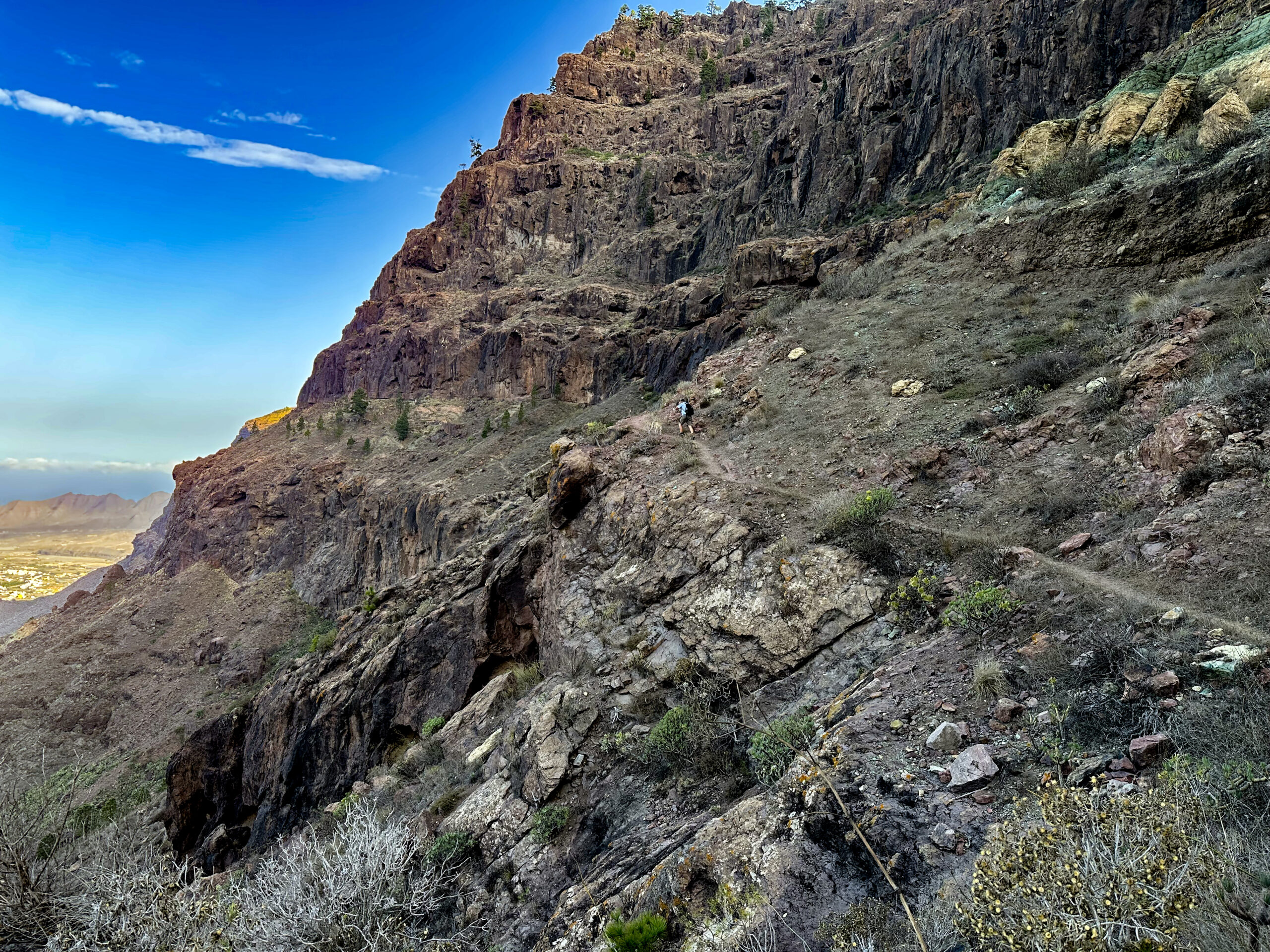Ascent path above the Degollada de la Aldea along the rocky ridge
