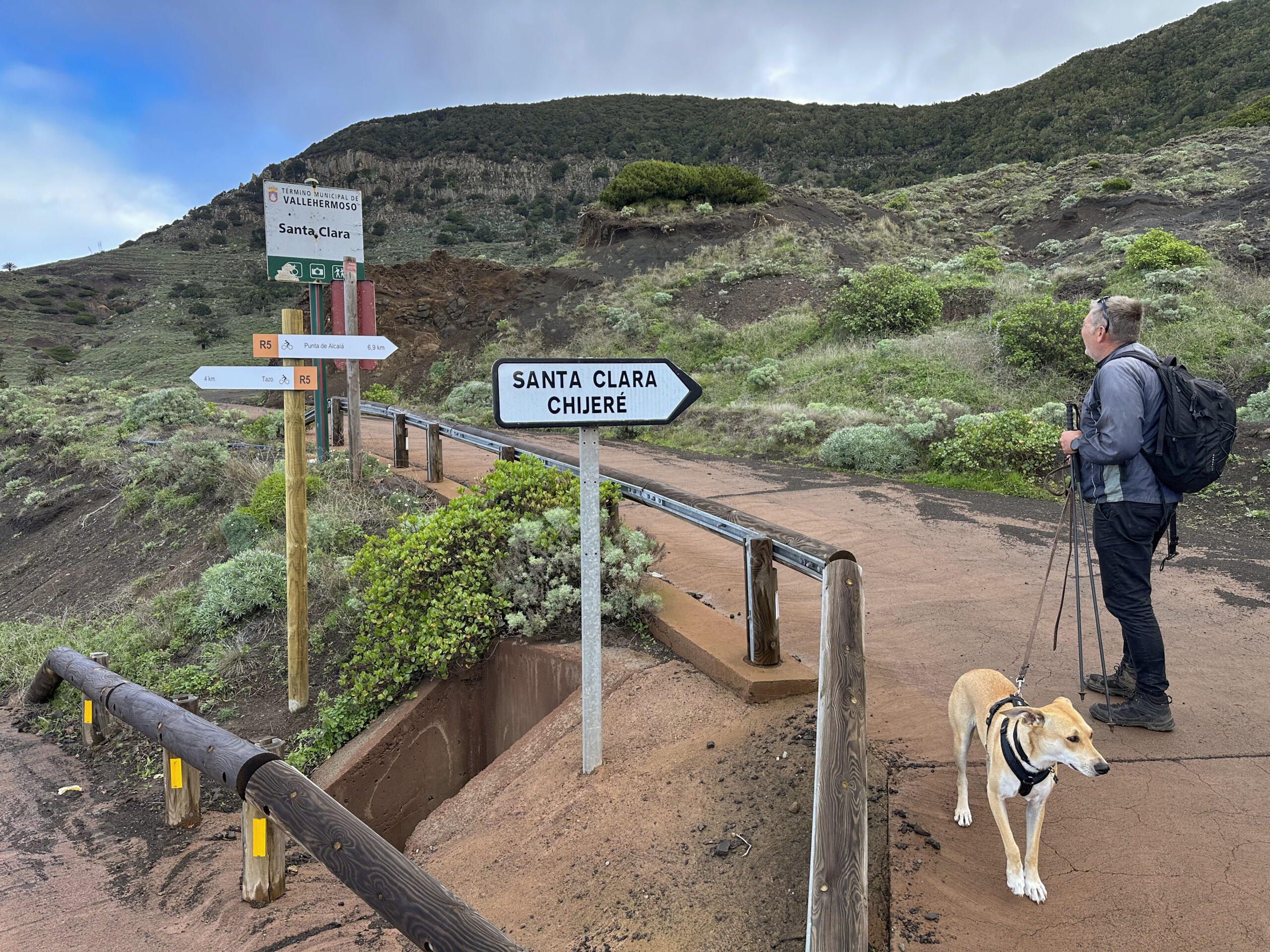 Der Wanderweg GR-132 sowie der Weg nach Santa Clara zweigen von der kleinen Panoramastraße nach Tazo ab