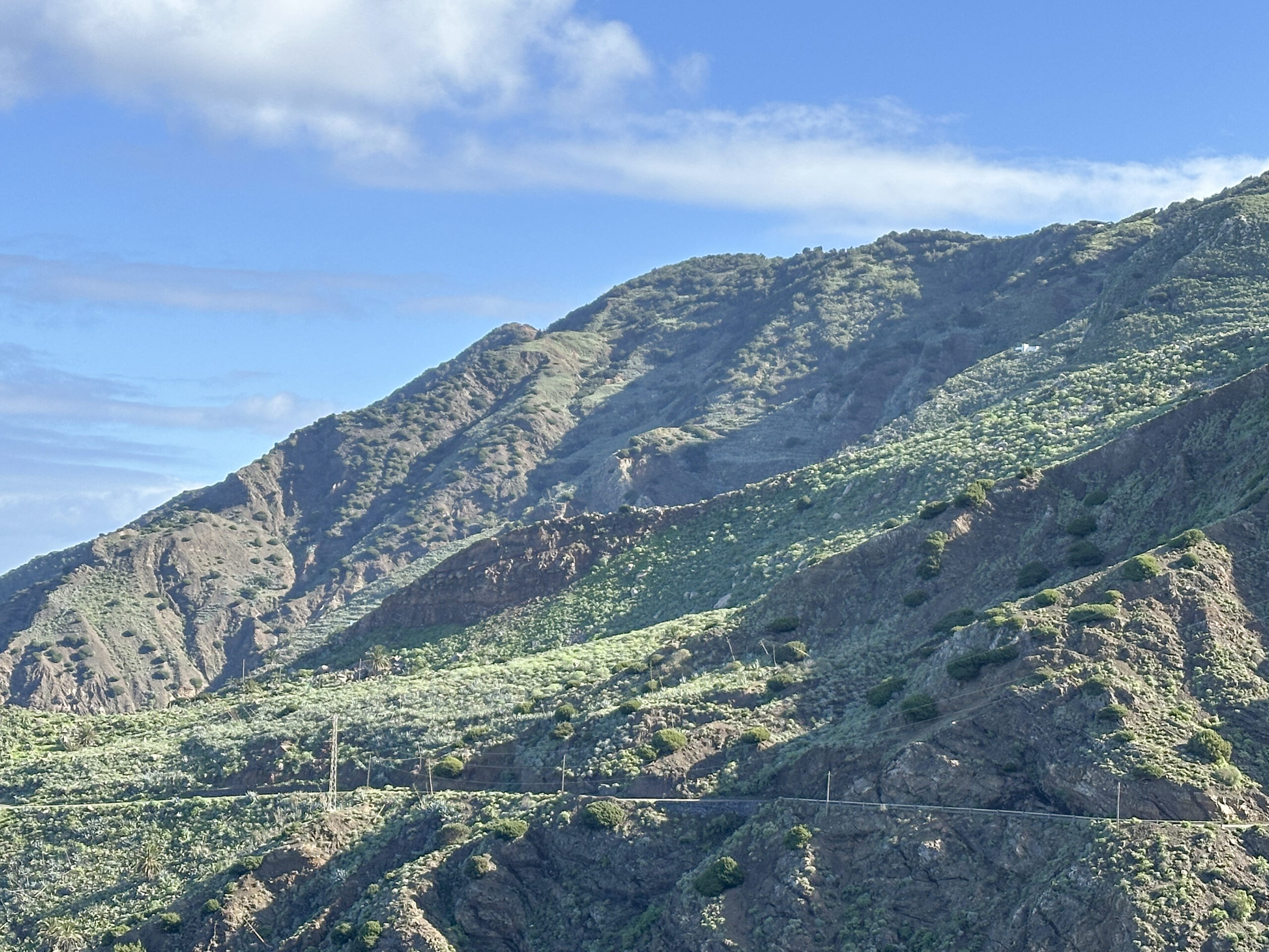 Blick auf die Straße nach Tazo vom Wanderweg Richtung Ermita Santa Clara