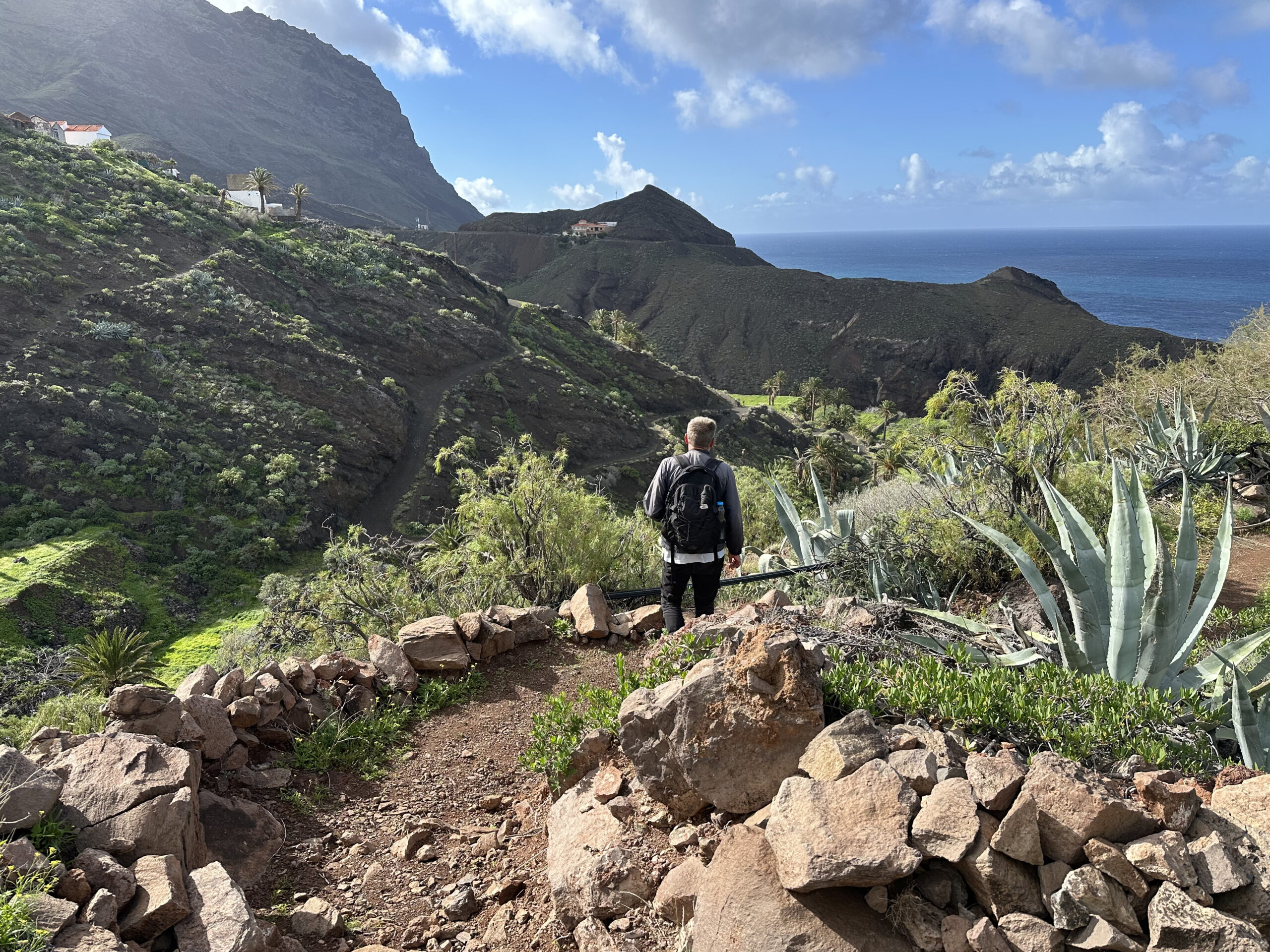 Wanderer auf dem Abstiegsweg in den Barranco del Trigo