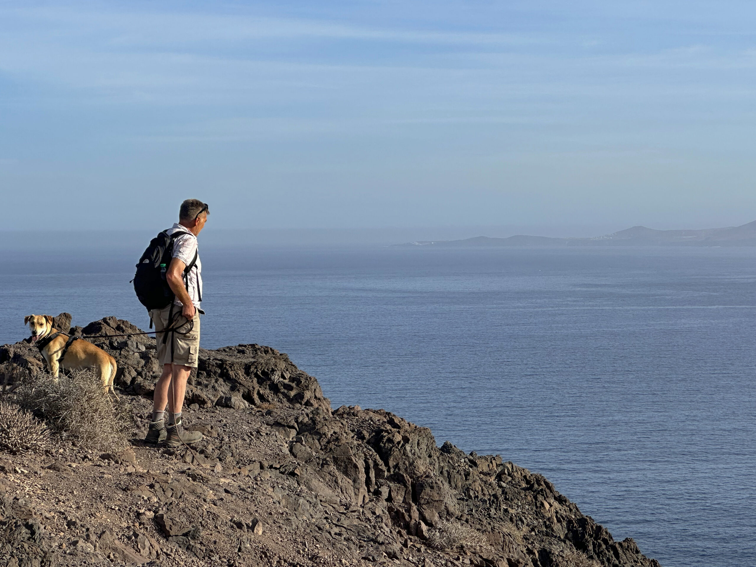 Wanderer auf dem Aufstiegsweg mit Blick auf Teneriffa