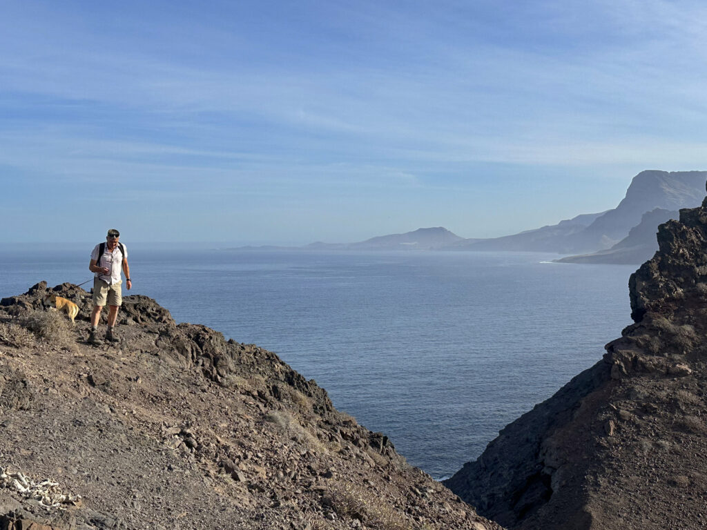Aussicht auf die westliche Küstenlinie von Gran Canaria von der Degollada de El Perchel