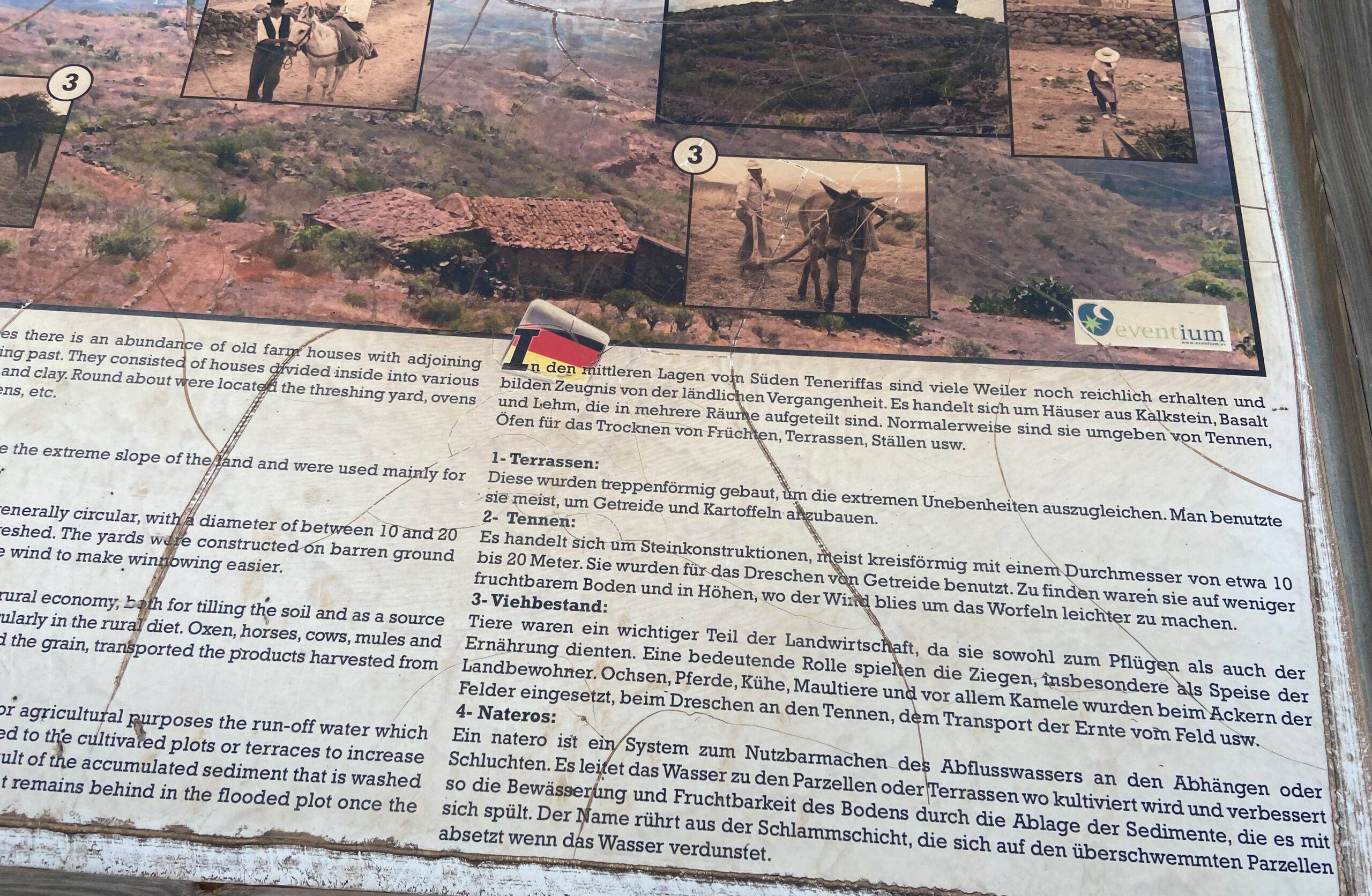 Informative Hinweistafeln am Wegesrand